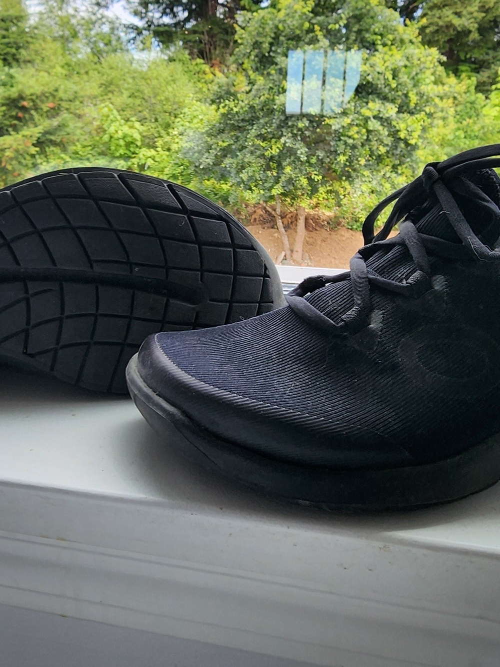 OOFOS Men's Black Athletic Lace-Up Sneakers